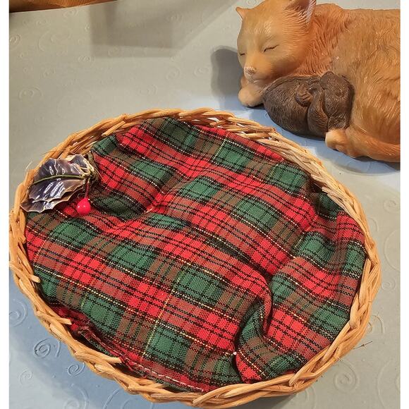 Christmas Around The World Kitten Mouse Cuddled In Kitty Bed Sleeping Figurines - Picture 4 of 8